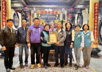 ▲社會局長張翠瑤代表縣府，感謝東石永靈宮主委陳建明的愛心捐助。（圖/嘉義縣政府提供）