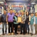 ▲社會局長張翠瑤代表縣府，感謝東石永靈宮主委陳建明的愛心捐助。（圖/嘉義縣政府提供）