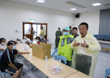 ▲縣長翁章梁至收容所慰問災民。（圖/嘉義縣政府提供）