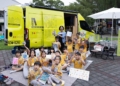 ▲「閱讀浪」行動書車駐點民族國小，深受學童們喜愛。(圖/嘉義市政府提供)