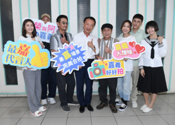 ▲縣長翁章梁專程探班在東石與布袋取景的「阿榮與阿玉」劇組。（圖/嘉義縣政府提供）