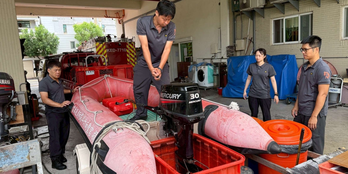 ▲消防同仁細心檢視橡皮艇與船外機，確保強降雨來襲時能迅速出勤。（圖/雲林縣政府提供）