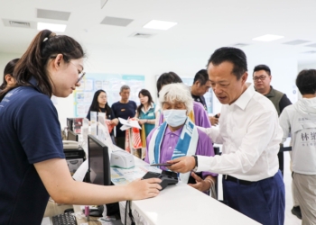 ▲縣長翁章梁親自示範刷卡入館流程。（圖/嘉義縣政府提供）