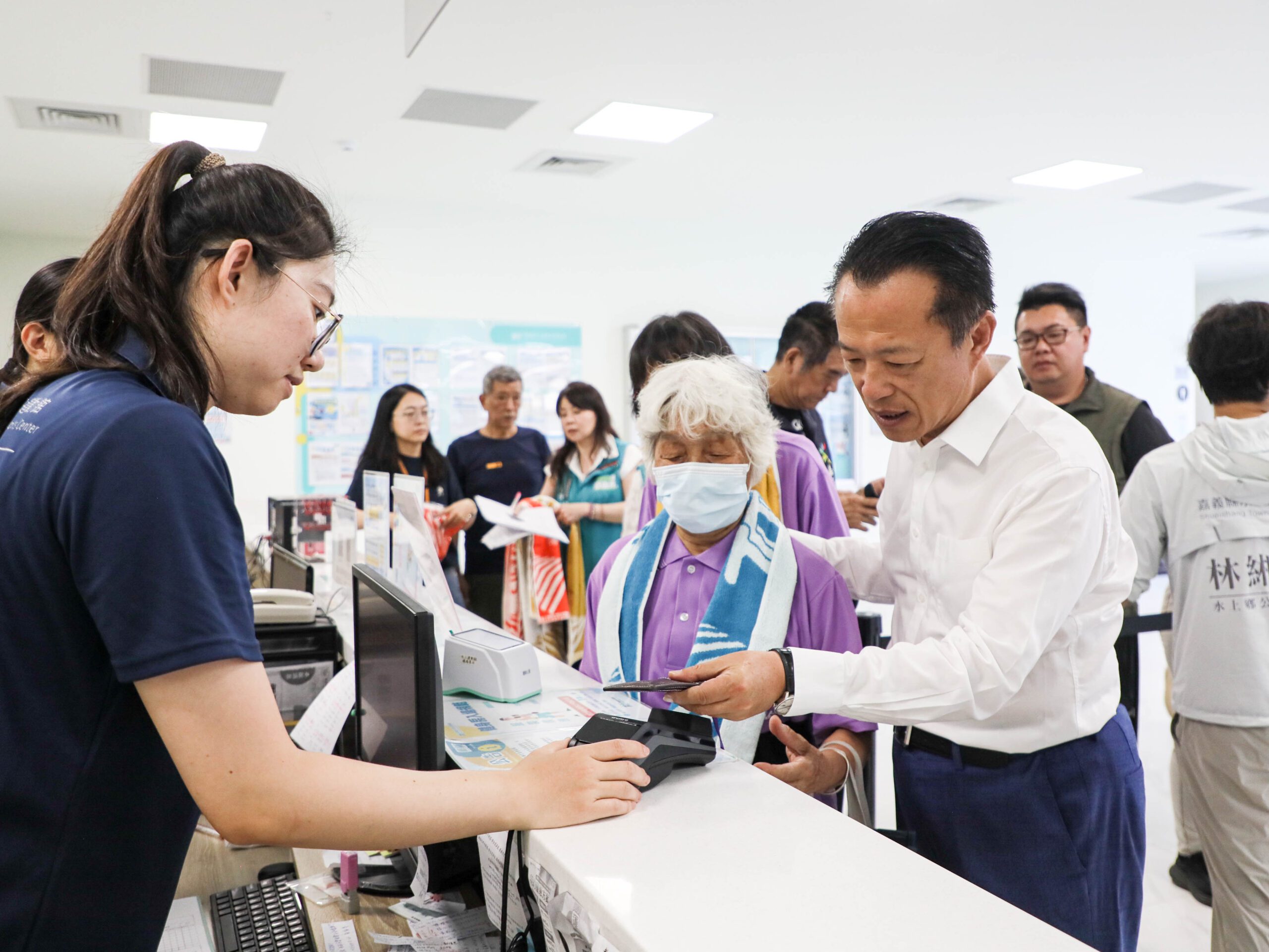 ▲縣長翁章梁親自示範刷卡入館流程。(圖/嘉義縣政府提供)