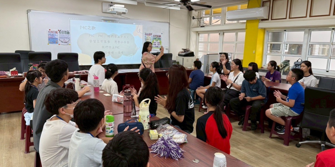 ▲「學生哲學家－故事中的對話與思辨」兒童哲學夏令營，透過哲學遊戲、創意思辨及AI議題引導孩子。(圖/嘉義市政府提供)
