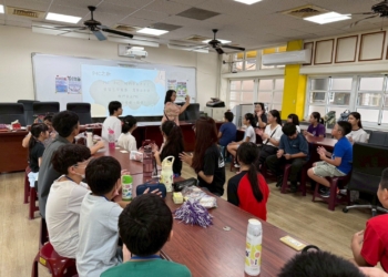 ▲「學生哲學家－故事中的對話與思辨」兒童哲學夏令營，透過哲學遊戲、創意思辨及AI議題引導孩子。(圖/嘉義市政府提供)