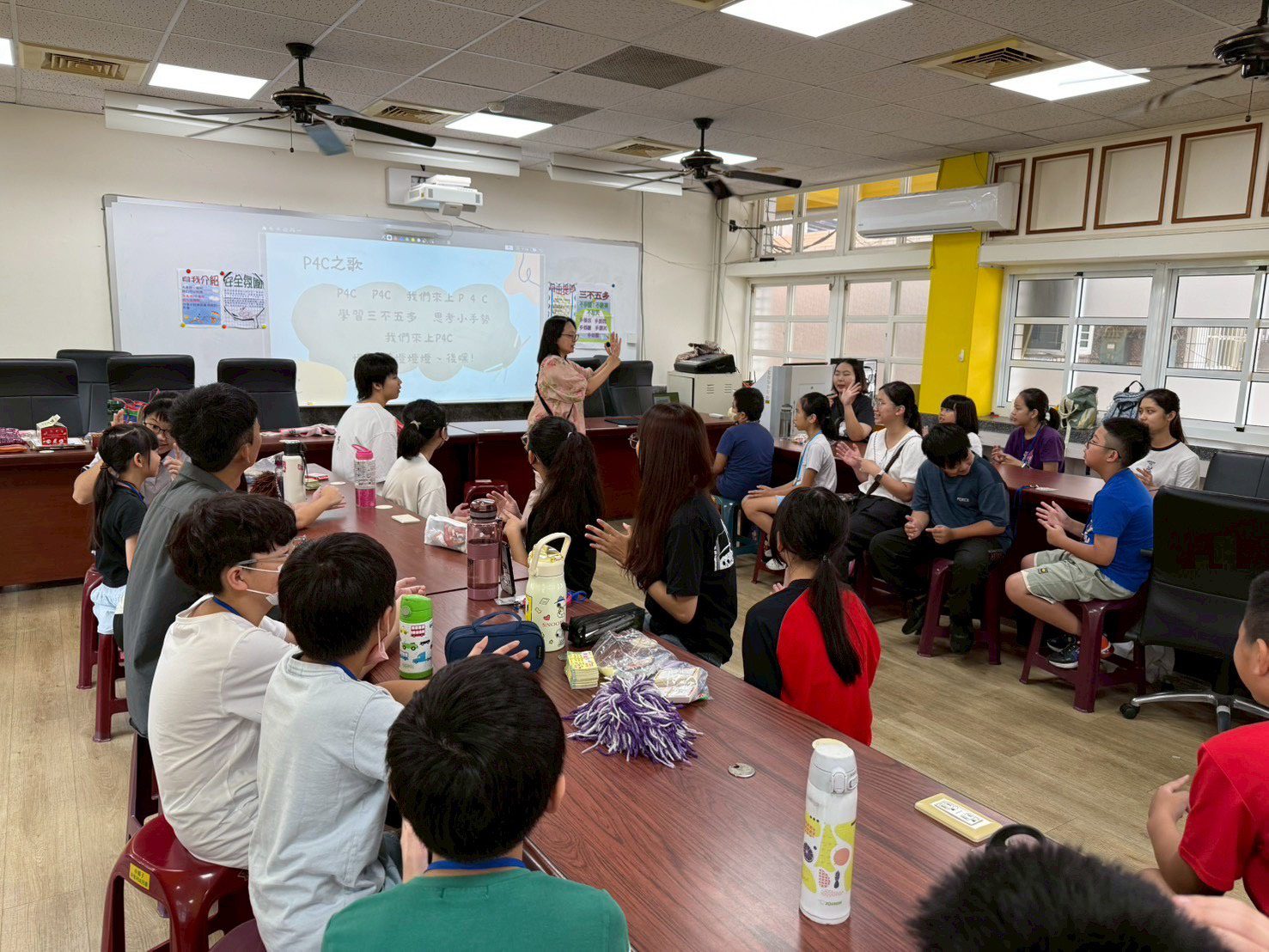 ▲「學生哲學家-故事中的對話與思辨」兒童哲學夏令營,透過哲學遊戲、創意思辨及AI議題引導孩子。(圖/嘉義市政府提供)