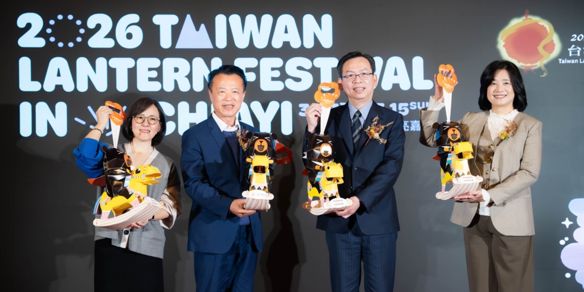 ▲小提燈「喔熊馬抵嘉」結合2026年生肖「馬」和臺灣觀光代言人「喔熊」。（圖/嘉義縣政府提供）