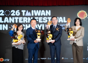 ▲小提燈「喔熊馬抵嘉」結合2026年生肖「馬」和臺灣觀光代言人「喔熊」。（圖/嘉義縣政府提供）