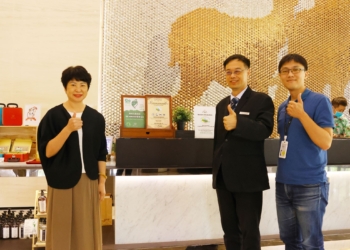 ▲觀新處觀旅科林志榮科長(右一)前往新悅花園酒店恭賀，與執行董事長劉映雪(左一)與總經理張倚華開心合影。(圖/嘉義市政府提供)