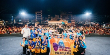 ▲世賢國小扯鈴小將成功站上「320+1嘉義市城市博覽會」舞台，以超吸睛演出贏得觀眾滿滿掌聲。(圖/嘉義市政府提供)