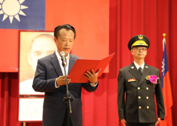 ▲嘉義縣消防局新任局長蔡建安，由縣長翁章梁正式佈達上任。(圖/嘉義縣政府提供)