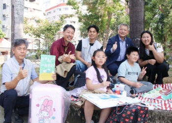 ▲副市長林瑞彥前往寫生活動現場,為參與民眾送上鼓勵。(圖/嘉義市政府提供)