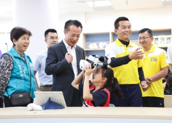▲縣長翁章梁和學生一起體驗數位語言學習裝置。（圖／嘉義縣政府提供）