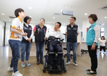 ▲縣長翁章梁體驗輔具的操作方法。(圖/嘉義縣政府提供)