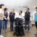 ▲縣長翁章梁體驗輔具的操作方法。(圖/嘉義縣政府提供)