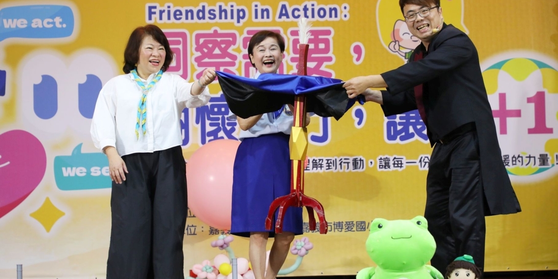 ▲嘉義市長黃敏惠(左一)於童軍節慶祝大會上與魔術師進行魔術表演。(圖/嘉義市政府提供)