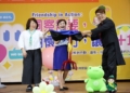 ▲嘉義市長黃敏惠(左一)於童軍節慶祝大會上與魔術師進行魔術表演。(圖/嘉義市政府提供)