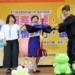 ▲嘉義市長黃敏惠(左一)於童軍節慶祝大會上與魔術師進行魔術表演。(圖/嘉義市政府提供)