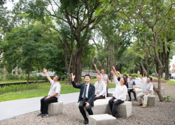 ▲市長黃敏惠邀請貴賓們一起走訪開箱民生公園新面貌，舒適空間令人十分悠閒。(圖/嘉義市政府提供)