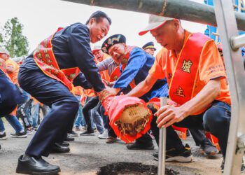 ▲太保市保安宮300年廟慶，舉行立燈蒿祈福儀式。(圖/嘉義縣政府提供)