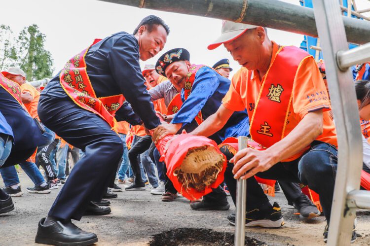 ▲太保市保安宮300年廟慶，舉行立燈蒿祈福儀式。(圖/嘉義縣政府提供)