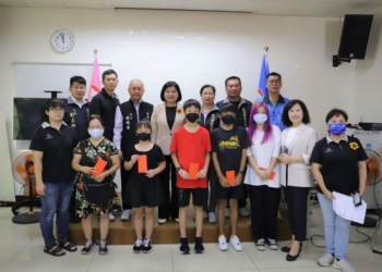 ▲莿桐、林內鄉婦女會頒發單親家庭獎助學金，讓孩子們在求學過程沒有後顧之憂。(圖/雲林縣政府提供)