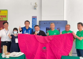 國立中正大學青銀共生基地舉辦「台灣高齡社會農業與在地生活產業永續發展與談會」，與歐盟貿易團體貴賓合影。(圖/雲林縣政府提供)