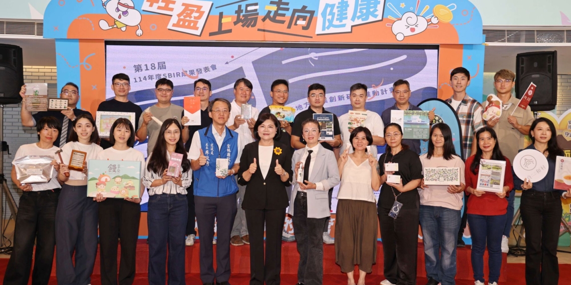 ▲縣長張麗善與全體結業廠商合影，共同見證地方創新研發的成年禮。（圖/雲林縣政府提供）