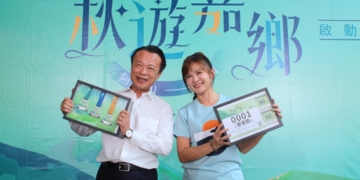 ▲嘉義縣長翁章梁與知名氣象主播王淑麗共同宣布，第三屆「嘉遊好步道 秋遊嘉鄉」健行活動正式啟動，歡迎全國民眾踴躍報名。（圖/嘉義縣政府提供）