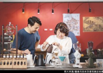 ▲嘉義市長黃敏惠(右)於「國王蝴蝶咖啡」體驗手沖咖啡。(圖/嘉義市政府及遠見雜誌拍攝)
