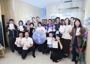 ▲嘉義市政府今(10)日發表《家の呼吸》展,市長黃敏惠欣喜開箱示範木屋。(圖/嘉義市政府提供)