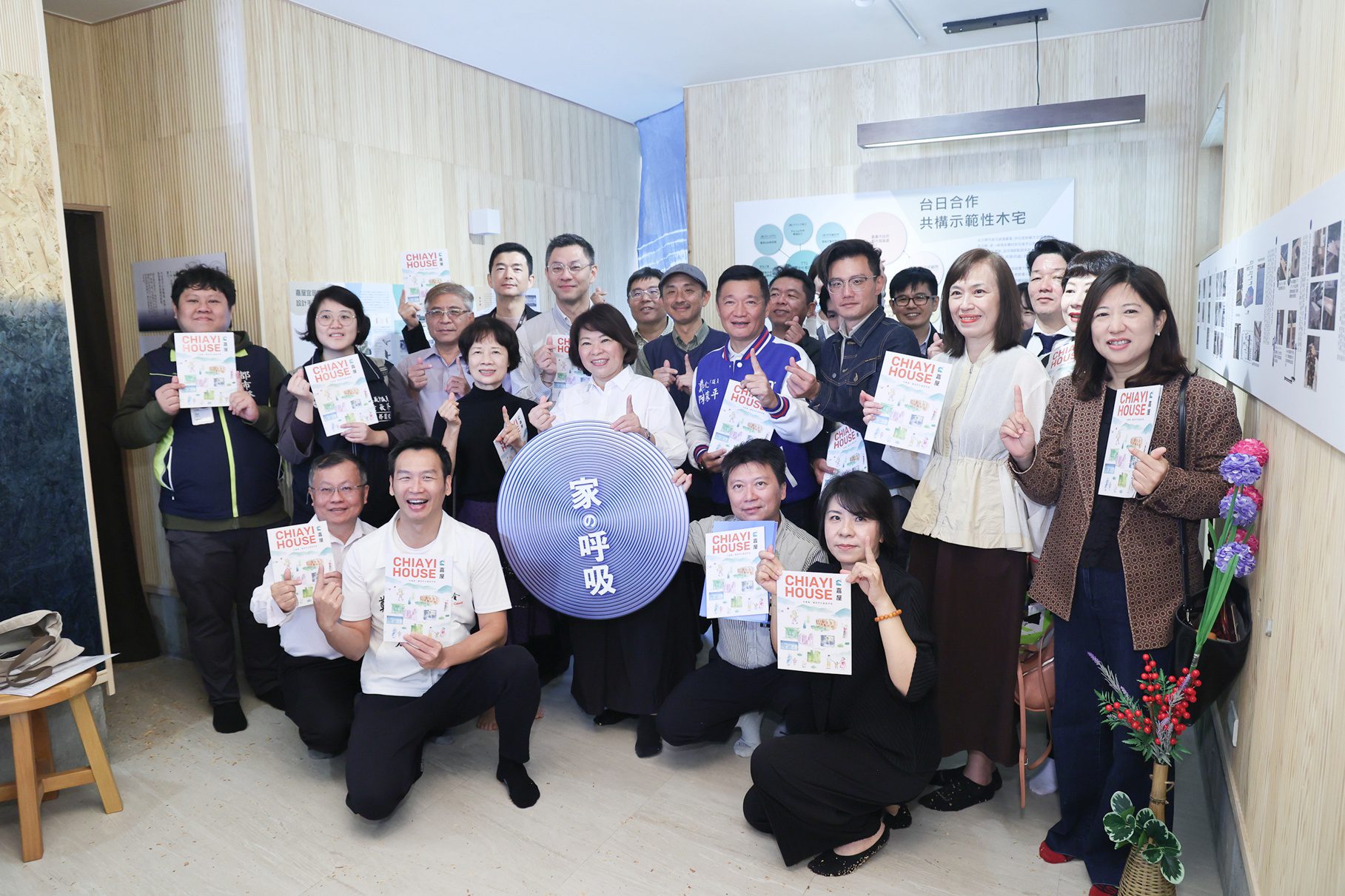 ▲嘉義市政府今(10)日發表《家の呼吸》展,市長黃敏惠欣喜開箱示範木屋。(圖/嘉義市政府提供)