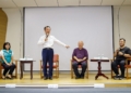 ▲縣長翁章梁與大林慈濟醫院失智症中心主任曹汶龍醫師，共同討論失智照護議題。（圖/嘉義縣政府提供）
