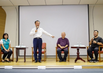▲縣長翁章梁與大林慈濟醫院失智症中心主任曹汶龍醫師，共同討論失智照護議題。（圖/嘉義縣政府提供）