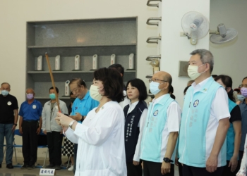 ▲由市長黃敏惠擔任主祭，在國歌、上香、獻花、獻果，恭讀祭文儀式後，全體與祭人員向先烈牌位行三鞠躬禮，表達對先烈們最崇高的敬意，氣氛莊嚴肅穆。(圖/嘉義市政府提供)