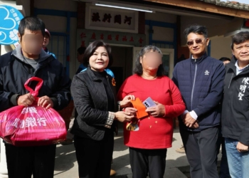 ▲縣長張麗善贈送李家母子入新厝賀禮。(圖/雲林縣政府提供)