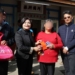 ▲縣長張麗善贈送李家母子入新厝賀禮。(圖/雲林縣政府提供)