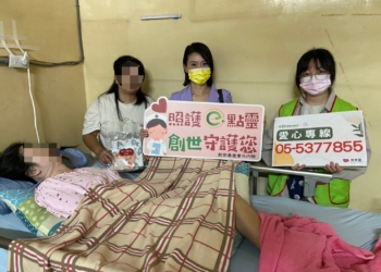 ▲創世基金會義工親送「暖心禮包」至植物人家庭，為長期照護者帶來暖暖支持。（圖／創世基金會提供）