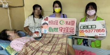 ▲創世基金會義工親送「暖心禮包」至植物人家庭，為長期照護者帶來暖暖支持。（圖／創世基金會提供）
