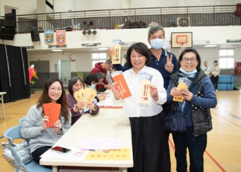 ▲市長黃敏惠今(24)日視察嘉義市加碼普發6,000元現金與長輩春節禮金。(圖/嘉義市政府提供)