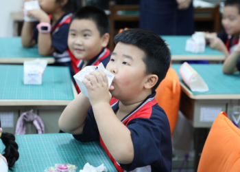 ▲小朋友開心喝鮮奶，補充成長所需鈣質營養。（圖/嘉義縣政府提供）
