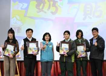 ▲嘉義縣衛生局長趙紋華勉勵創作繪本的竹崎高中師生。（圖/嘉義縣政府提供）