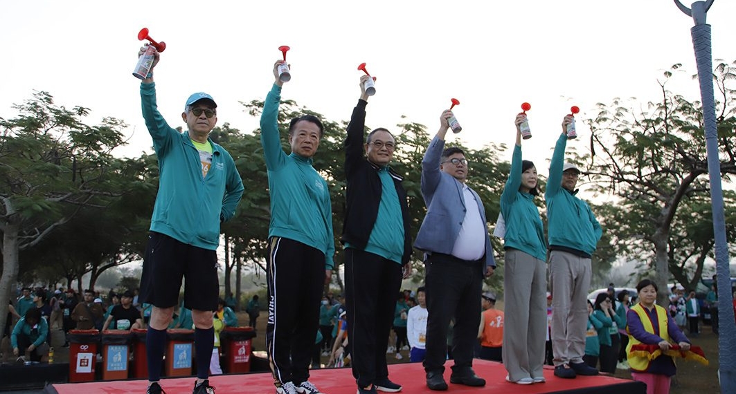 ▲「2025 第七屆故宮南院馬拉松」由縣長翁章梁等人鳴槍起跑。(圖/嘉義縣政府提供)