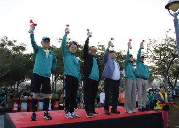 ▲「2025 第七屆故宮南院馬拉松」由縣長翁章梁等人鳴槍起跑。(圖/嘉義縣政府提供)