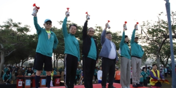 ▲「2025 第七屆故宮南院馬拉松」由縣長翁章梁等人鳴槍起跑。(圖/嘉義縣政府提供)