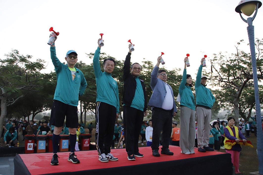 ▲「2025 第七屆故宮南院馬拉松」由縣長翁章梁等人鳴槍起跑。(圖/嘉義縣政府提供)