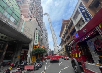 ▲嘉義市政府消防局進行高樓搶救演練，以強化專業人員應變處置能力。(圖/嘉義市政府提供)