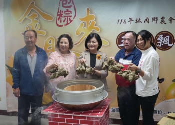 ▲縣長張麗善與小朋友一起包金旺來五穀包粽。（圖/雲林縣政府提供）
