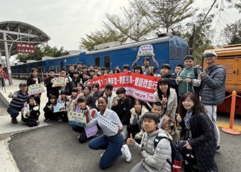 ▲嘉義縣「尋寶列車」搭五分車進行雙語微旅行，提升英語力。（圖/嘉義縣政府提供）